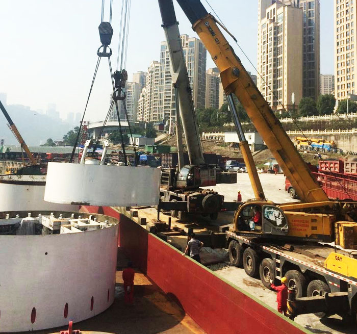 市中吊车作业中