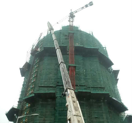 市中吊车在工地上作业